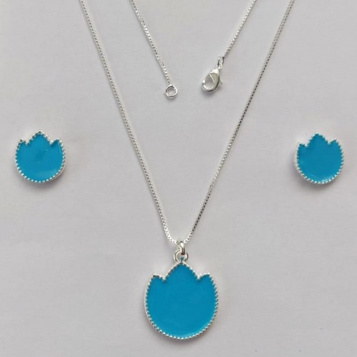 CONJUNTO FOLHEADO A PRATA COM 50 MILÉSIMOS + VERNIZ DIAMOND - CONJUNTO COM CORRENTE VENEZIANA 45CM - BRINCOS DE PINO FLOR ESMALTADA 14MM E PINGENTE EM FLOR ESMALTADA AZUL 20MM - (PRA223) PRCJ000177