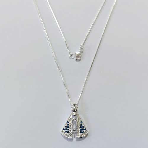 GARGANTILHA FOLHEADA A PRATA COM 50 MILÉSIMOS + VERNIZ DIAMOND - GARGANTILHA CORRENTE VENEZIANA 45CM PINGENTE NOSSA SENHORA APARECIDA COM MICROS ZIRCÔNIAS 19MM PRGG001420