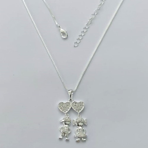 GARGANTILHA FOLHEADA A PRATA COM 50 MILÉSIMOS + VERNIZ DIAMOND - GARGANTILHA CORRENTE VENEZIANA 45CM + EXTENSOR COM PINGENTE CANGA CORAÇÕES COM MENINO E MENINA CRAVEJADO EM MICROS ZIRCÔNIAS 16X26MM - (PRA255) PRGG001420