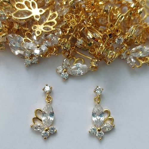 BRINCO FOLHEADO A OURO - BANHADO COM 5 MILÉSIMOS + VERNIZ DIAMOND - BRINCO DE PINO COM FLOR COM PEDRAS EM ZIRCÔNIAS 17MM - (OURO283) OUBR000222