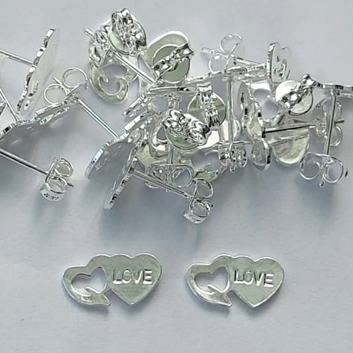 BRINCO FOLHEADA A PRATA COM 50 MILÉSIMOS + VERNIZ DIAMOND - BRINCO CORAÇÃO LOVE E CORAÇÃO VAZADO 11X5MM (PRA282) PRBR001123