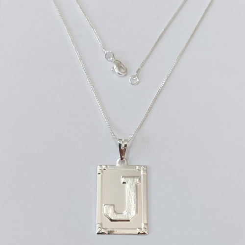 GARGANTILHA FOLHEADA A PRATA COM 50 MILÉSIMOS + VERNIZ DIAMOND - GARGANTILHA CORRENTE 45CM PINGENTE PLACA RETANGULAR LETRA " J " 20X28MM - FECHO LAGOSTA - PRGG001425