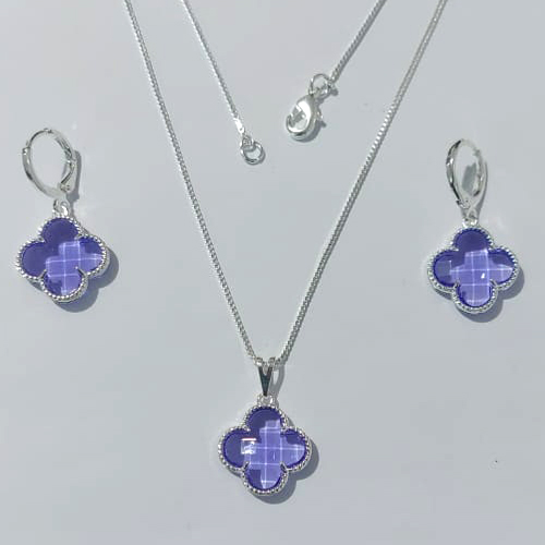 CONJUNTO FOLHEADO A PRATA COM 50 MILÉSIMOS + VERNIZ DIAMOND CORRENTE CADEADO 45CM PINGENTE TREVO LILÁS VIDRO 13MM E BRINCOS COM ARGOLA DE PRESSÃO TREVO LILÁS VIDRO 13MM - PRCJ000190