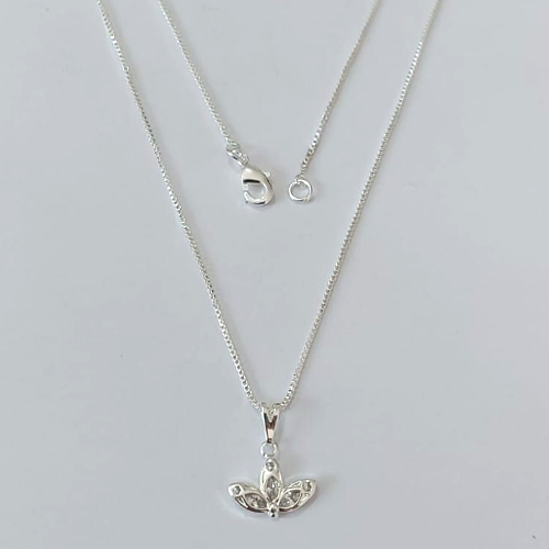 GARGANTILHA FOLHEADA A PRATA COM 50 MILÉSIMOS + VERNIZ DIAMOND - GARGANTILHA CORRENTE VENEZIANA 45CM PINGENTE FLOR COM MICROS ZIRCÔNIAS 12X13MM - PRGG001431