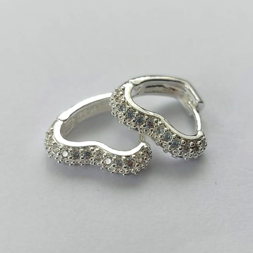 BRINCO FOLHEADA A PRATA COM 50 MILÉSIMOS + VERNIZ DIAMOND - BRINCO ARGOLA FORMATO CORAÇÃO COM 2 FILEIRAS DE MICRO ZIRCÔNIAS 12MM (PRA321) PRBR001128