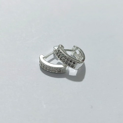 BRINCO FOLHEADA A PRATA COM 50 MILÉSIMOS + VERNIZ DIAMOND - BRINCO ARGOLA FORMATO CORAÇÃO COM 3 FILEIRAS DE MICRO ZIRCÔNIAS 18MM PRBR001130
