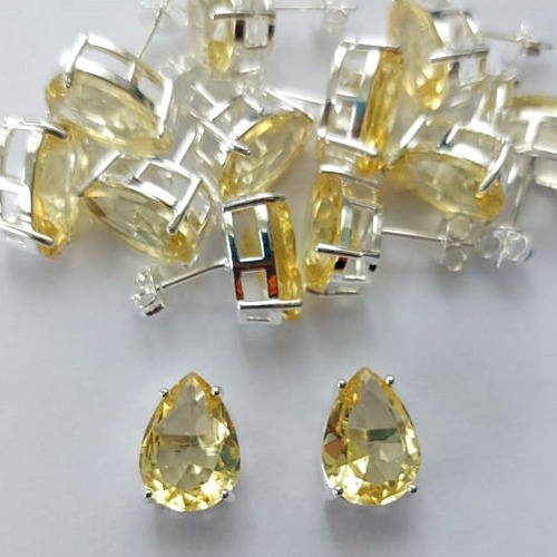 BRINCO FOLHEADA A PRATA COM 50 MILÉSIMOS + VERNIZ DIAMOND - BRINCO DE PINO BASE ALTA FUSÃO AMARELO 10X14MM (PRA338)(PAR) PRBR001144