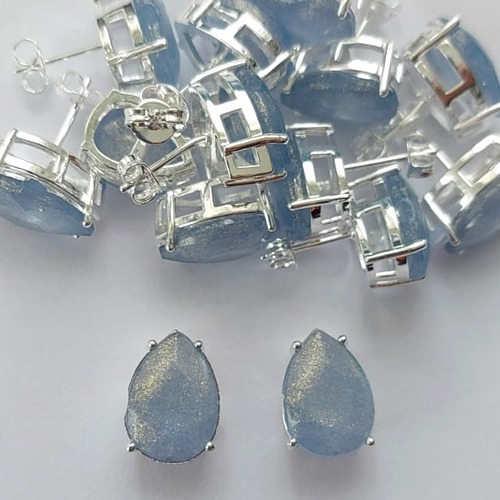 BRINCO FOLHEADA A PRATA COM 50 MILÉSIMOS + VERNIZ DIAMOND - BRINCO DE PINO BASE ALTA FUSÃO AZUL COM BRILHOS 10X14MM (PRA339)(PAR) PRBR001145