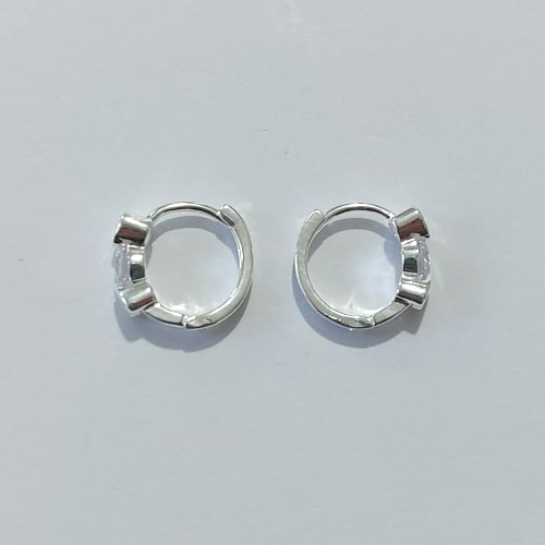 BRINCO FOLHEADA A PRATA COM 50 MILÉSIMOS + VERNIZ DIAMOND - BRINCO DE ARGOLA COM DESENHO CORAÇÃO COM ZIRCÔNIA CRISTAL PRBR001150
