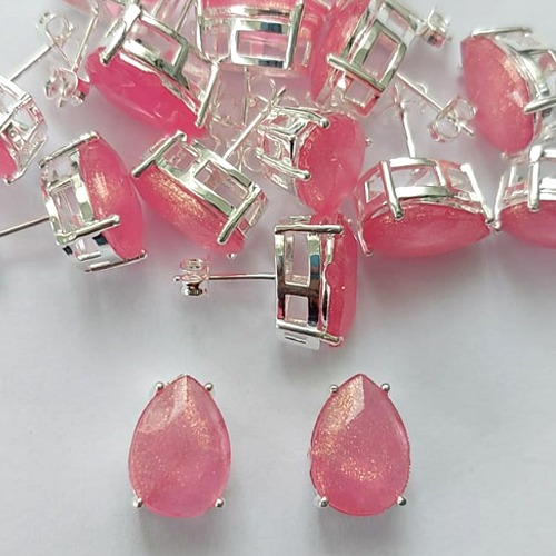 BRINCO FOLHEADA A PRATA COM 50 MILÉSIMOS + VERNIZ DIAMOND - BRINCO DE PINO BASE ALTA FUSÃO ROSA COM BRILHOS 10X14MM (PRA349)(PAR) PRBR001154