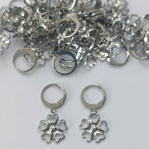 BRINCO EM AÇO INOXIDÁVEL - BRINCO ARGOLA DE PRESSÃO COM PINGENTE TREVO COM CORAÇÕES VAZADOS 13MM - COMPOSIÇÃO: AÇO INOXIDÁVEL - (AÇO1954) ACBR000345