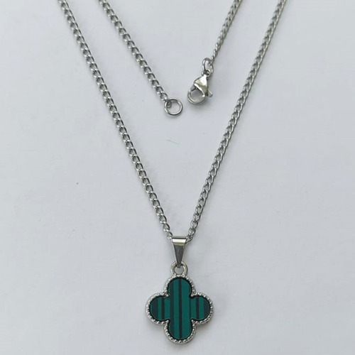 GARGANTILHA EM AÇO INOXIDÁVEL -  GARGANTILHA COM CORRENTE 42CM E PINGENTE VAN CLEEF VERDE LISTRADA 14MM - COMPOSIÇÃO: AÇO INOXIDÁVEL - (AÇO1964) ACGG000405
