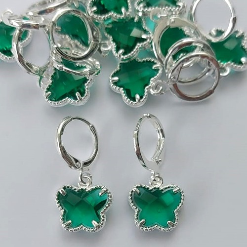 BRINCO FOLHEADO A PRATA COM 50 MILÉSIMOS + VERNIZ DIAMOND - BRINCO ARGOLINHA DE PRESSÃO (TRANQUETA) TIPO VAN CLEEF BORBOLETA VERDE VIDRO 10MM (PRA373)(PAR) PRBR0001189