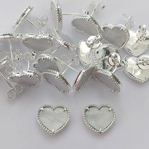 BRINCO FOLHEADO A PRATA COM 50 MILÉSIMOS + VERNIZ DIAMOND - BRINCO DE PINO CORAÇÃO MADRE PÉROLA RESINA 10MM (PRA384) PRBR0001193