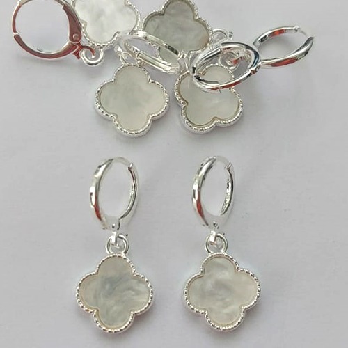 BRINCO FOLHEADO A PRATA COM 50 MILÉSIMOS + VERNIZ DIAMOND - BRINCO ARGOLINHA DE PRESSÃO (TRANQUETA) TREVO MADRÉ PÉROLA RESINA 10MM (PRA389) PRBR001196