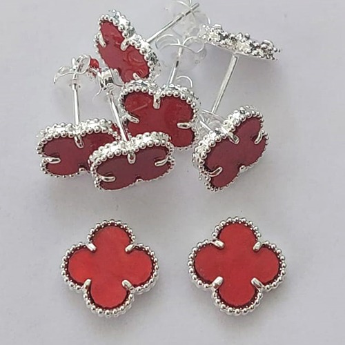 BRINCO FOLHEADO A PRATA COM 50 MILÉSIMOS + VERNIZ DIAMOND - BRINCO DE PINO TREVO VERMELHO RESINA 10MM (PRA399) PRBR001200