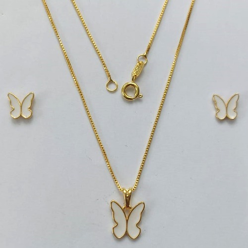 CONJUNTO FOLHEADO A OURO - BANHADO COM 5 MILÉSIMOS + VERNIZ DIAMOND - CONJUNTO COM CORRENTE VENEZIANA 45CM E BRINCOS DE PINO COM PINGENTE BORBOLETA BRANCA 10MM- (OURO305) OUCJ000049