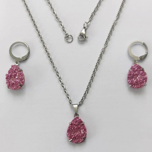 CONJUNTO EM AÇO INOXIDÁVEL -  CONJUNTO CORRENTE (03) 50CM E BRINCO ARGOLINHA DE PRESSÃO COM PINGENTE DRUSA ROSA 10X14- COMPOSIÇÃO: AÇO INOXIDÁVEL - (AÇO2015) ACCJ000101