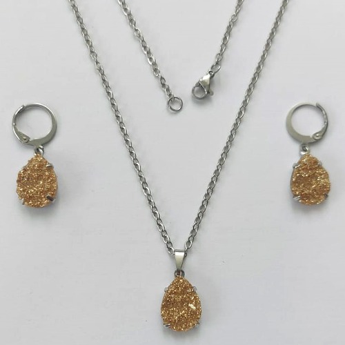 CONJUNTO EM AÇO INOXIDÁVEL -  CONJUNTO CORRENTE (03) 50CM E BRINCO ARGOLINHA DE PRESSÃO COM PINGENTE DRUSA DOURADA 10X14- COMPOSIÇÃO: AÇO INOXIDÁVEL - (AÇO2018) ACCJ000103