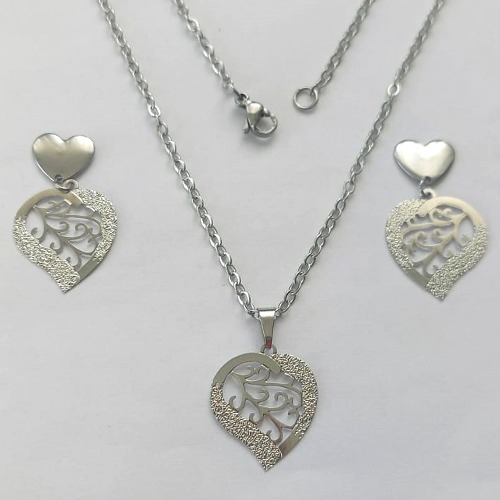 CONJUNTO EM AÇO INOXIDÁVEL - CONJUNTO EM AÇO INOXIDÁVEL CORRENTE 50CM (AÇO03) BRINCO DE PINO BASE CORAÇÃO E PINGENTE CORAÇÕES DETALHES VAZADOS 19MM - COMPOSIÇÃO: AÇO INOXIDÁVEL - (AÇO1995) ACCJ000104