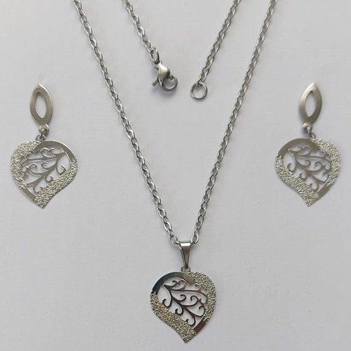 CONJUNTO EM AÇO INOXIDÁVEL - CORRENTE 50CM (AÇO03) BRINCO DE PINO COM BASE VAZADA E PINGENTE CORAÇÕES DETALHES VAZADOS 19MM - COMPOSIÇÃO: AÇO INOXIDÁVEL - (AÇO2004)  ACCJ000105