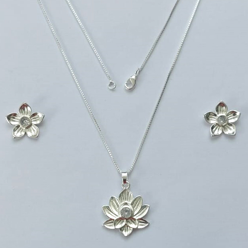 CONJUNTO FOLHEADO A PRATA COM 50 MILÉSIMOS + VERNIZ DIAMOND - CONJUNTO COM CORRENTE VENEZIANA 45CM - BRINCOS DE PINO E PINGENTES EM FLORES COM PEDRA EM ZIRCÔNIA CRISTAL 19X22MM (PRA450) PRCJ000183