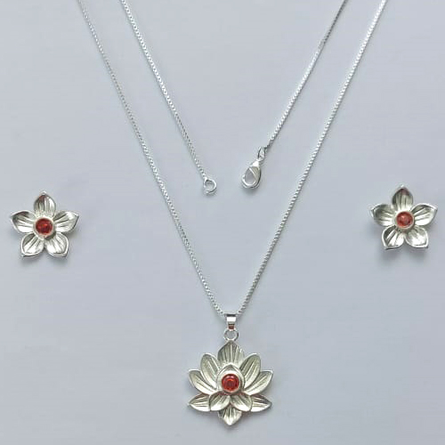 CONJUNTO FOLHEADO A PRATA COM 50 MILÉSIMOS + VERNIZ DIAMOND - CONJUNTO COM CORRENTE VENEZIANA 45CM - BRINCOS DE PINO E PINGENTES EM FLORES COM PEDRA EM ZIRCÔNIA VERMELHA 19X22MM (PRA451) PRCJ000184