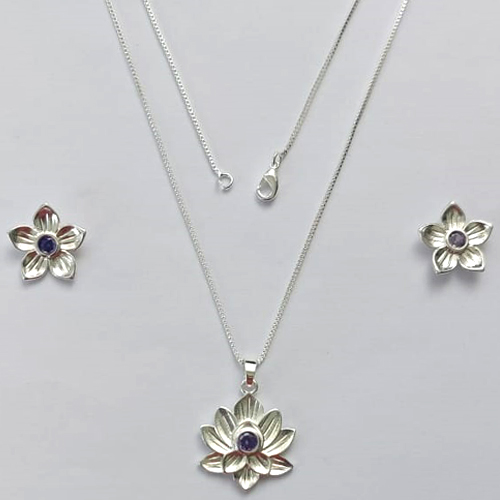 CONJUNTO FOLHEADO A PRATA COM 50 MILÉSIMOS + VERNIZ DIAMOND - CONJUNTO COM CORRENTE VENEZIANA 45CM - BRINCOS DE PINO E PINGENTES EM FLORES COM PEDRA EM ZIRCÔNIA LILÁS 19X22MM (PRA453) PRCJ000186