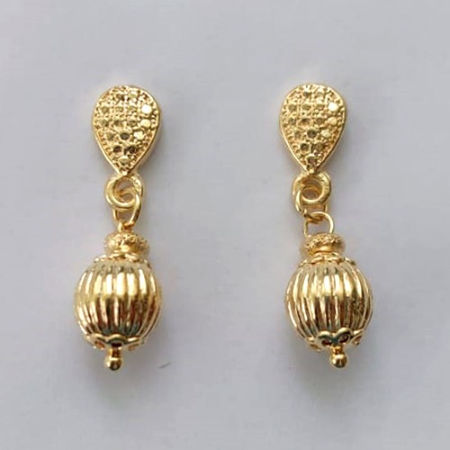 BRINCO FOLHEADO A OURO - BANHADO COM 5 MILÉSIMOS + VERNIZ DIAMOND -  BRINCO DE PINO COM BASE DESENHADA BOLINHA DESENHADA 26MM - (OURO312) OUBR000232