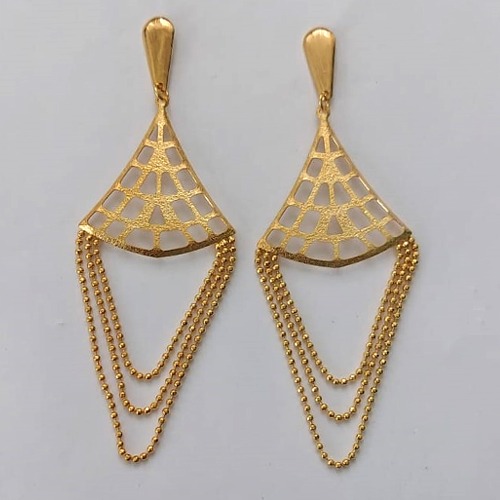 BRINCO FOLHEADO A OURO - BANHADO COM 5 MILÉSIMOS + VERNIZ DIAMOND -  BRINCO DE PINO COM BASE LISA FORMATO LEQUE COM CORRENTE 40MM - (OURO310) OUBR000234