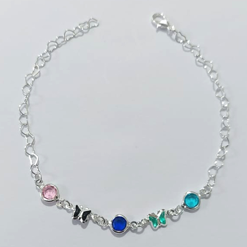 PULSEIRA FOLHEADA A PRATA COM 50 MILÉSIMOS + VERNIZ DIAMOND - PULSEIRA CORRENTE CORAÇÃO COM PEDRAS CRISTAIS COLORIDAS E BORBOLETAS DE VIDRO - TAMANHO: 19CM E FECHO LAGOSTA PRPS001162