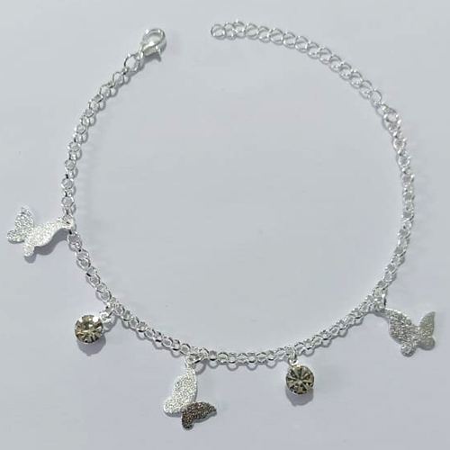 PULSEIRA FOLHEADA A PRATA COM 50 MILÉSIMOS + VERNIZ DIAMOND - PULSEIRA COM STRASS BRANCO E BORBOLETAS BRILHANTES - TAMANHO: 16CM PRPS001166