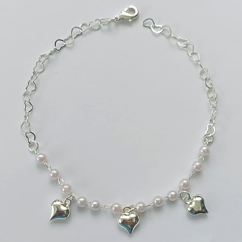 PULSEIRA FOLHEADA A PRATA COM 50 MILÉSIMOS + VERNIZ DIAMOND - PULSEIRA CORRENTE CORAÇÃO COM PÉROLAS E CORAÇÃO LISO - TAMANHO: 19CM E  FECHO LAGOSTA (PRA483) PRPS001166