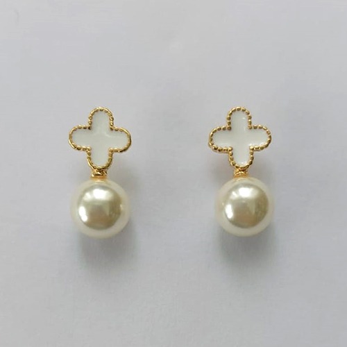 BRINCO FOLHEADO A OURO - BANHADO COM 5 MILÉSIMOS + VERNIZ DIAMOND -  BRINCO DE PINO TREVO BRANCO E PÉROLA 16MM - (OURO323)OUBR000239