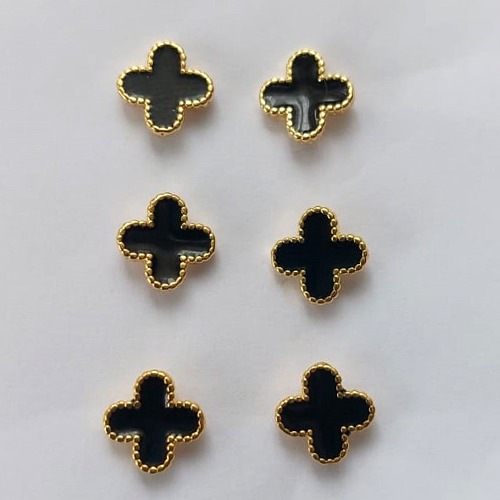 BRINCO FOLHEADO A OURO - BANHADO COM 5 MILÉSIMOS + VERNIZ DIAMOND -   TRIO DE BRINCO DE PINO TREVO PRETO 6MM - (OURO334) OUBR000249