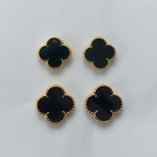 BRINCO FOLHEADO A OURO - BANHADO COM 5 MILÉSIMOS + VERNIZ DIAMOND - DUO DE BRINCO DE PINO TREVO PRETO 9/7MM - (OURO336) OUBR000251