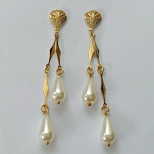 BRINCO FOLHEADO A OURO - BANHADO COM 5 MILÉSIMOS + VERNIZ DIAMOND - BRINCO DE PINO BASE DESENHADA E PÉROLAS 7MM - (OURO337) OUBR000252
