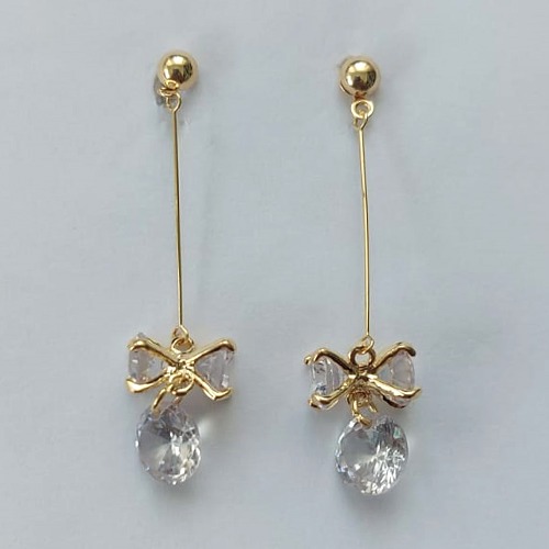 BRINCO FOLHEADO A OURO - BANHADO COM 5 MILÉSIMOS + VERNIZ DIAMOND - BRINCO DE PINO BOLINHA COM FIO E ZIRCÔNIAS 12MM - (OURO351) OUBR000258