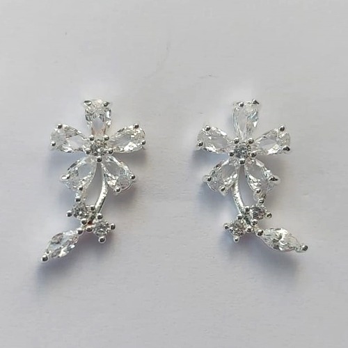 BRINCO FOLHEADA A PRATA COM 50 MILÉSIMOS + VERNIZ DIAMOND - BRINCO DE PINO FLOR COM ZIRCÔNIAS 11MM (PRA490) PRBR001232