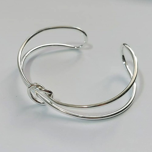 PULSEIRA (BRACELETE) FOLHEADA A PRATA COM 50 MILÉSIMOS + VERNIZ DIAMOND - PULSEIRA (BRACELETE ) DUPLO COM NÓ FORMATO CORAÇÃO LARGURA 10MM  (PRA499) PRPS001171