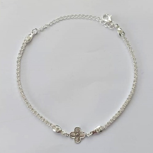 PULSEIRA FOLHEADA A PRATA COM 50 MILÉSIMOS + VERNIZ DIAMOND - PULSEIRA TODA EM ZIRCÔNIA 18CM + EXTENSOR E PINGENTE TREVO 10MM  (PRA500) PRPS001172