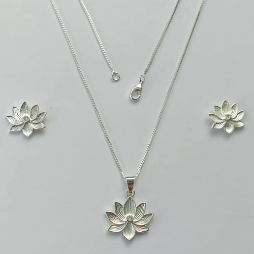 CONJUNTO FOLHEADO A PRATA COM 50 MILÉSIMOS + VERNIZ DIAMOND - CONJUNTO COM CORRENTE VENEZIANA 45CM - BRINCOS DE PINO E PINGENTE FLOR  15MM COM PEDRA EM ZIRCÔNIA CRISTAL  - (PRA502) PRCJ000188