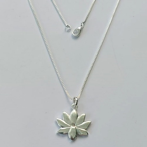 GARGANTILHA FOLHEADA A PRATA COM 50 MILÉSIMOS + VERNIZ DIAMOND - GARGANTILHA CORRENTE VENEZIANA 45CM PINGENTE FLOR 17MM COM ZIRCÔNIA CRISTAL - FECHO LAGOSTA (PRA505) PRGG001452