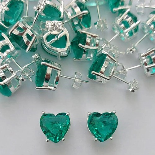 BRINCO FOLHEADA A PRATA COM 50 MILÉSIMOS + VERNIZ DIAMOND - BRINCOS DE PINO COM BASE EM ALTA FUSÃO E PEDRA EM ZIRCÔNIA CORAÇÃO VERDE 10X10MM - (PRA512) PRBR001244