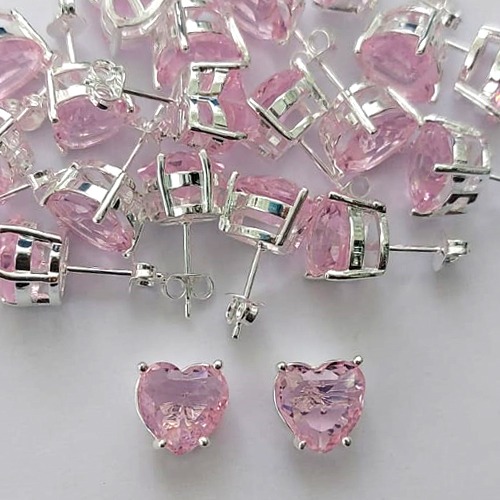 BRINCO FOLHEADA A PRATA COM 50 MILÉSIMOS + VERNIZ DIAMOND - BRINCOS DE PINO COM BASE EM ALTA FUSÃO E PEDRA EM ZIRCÔNIA CORAÇÃO ROSA 10X10MM - (PRA513) PRBR001245