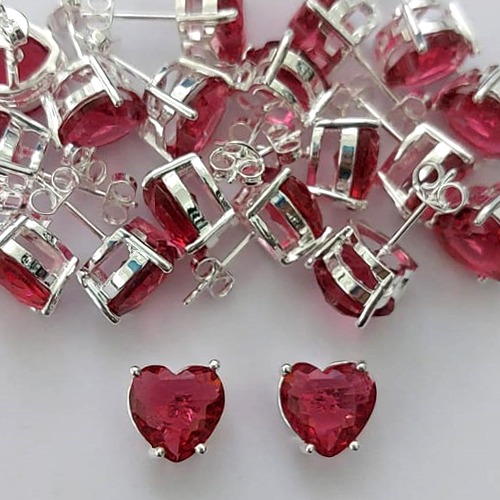 BRINCO FOLHEADA A PRATA COM 50 MILÉSIMOS + VERNIZ DIAMOND - BRINCOS DE PINO COM BASE EM ALTA FUSÃO E PEDRA EM ZIRCÔNIA CORAÇÃO VERMELHA 10X10MM - (PRA514) PRBR001246