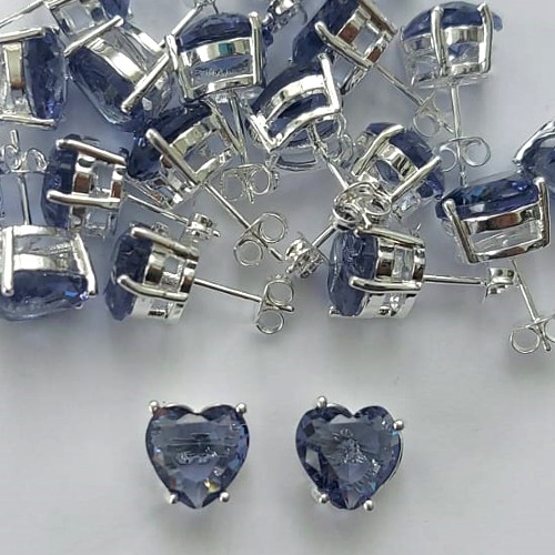 BRINCO FOLHEADA A PRATA COM 50 MILÉSIMOS + VERNIZ DIAMOND - BRINCOS DE PINO COM BASE EM ALTA FUSÃO E PEDRA EM ZIRCÔNIA CORAÇÃO LILÁS 10X10MM -( PRA517) PRBR001249