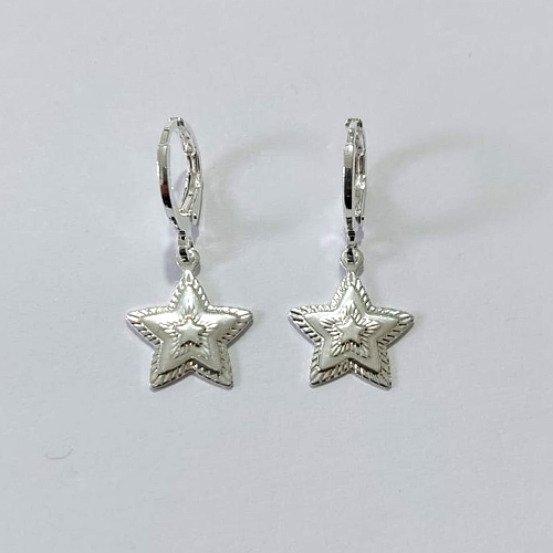 BRINCO FOLHEADA A PRATA COM 50 MILÉSIMOS + VERNIZ DIAMOND - BRINCOS DE ARGOLA DE PRESSÃO COM PINGENTE ESTRELA DESENHADA 13MM PRBR001259