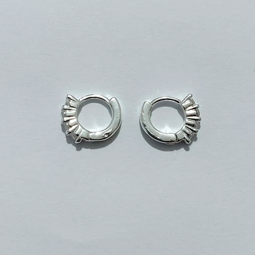 BRINCO FOLHEADA A PRATA COM 50 MILÉSIMOS + VERNIZ DIAMOND - BRINCOS DE ARGOLA COM 1 FILEIRA DE MICRO ZIRCÔNIAS 12MM PRBR001272