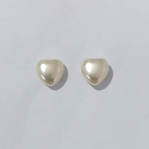 BRINCO FOLHEADO A PRATA COM 50 MILÉSIMOS + VERNIZ DIAMOND - BRINCOS DE PINO CORAÇÃO PÉROLA 4MM - PRBR001300